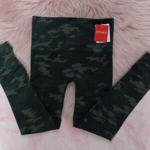Brand New SPANX GREEN CAMO "LOOK AT ME NOW" LEGGINGS -XS